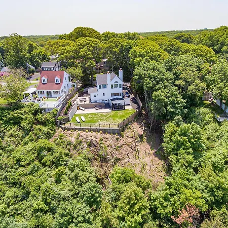 Coastal Retreat: Waterfront, Deck, Awesome Views Villa